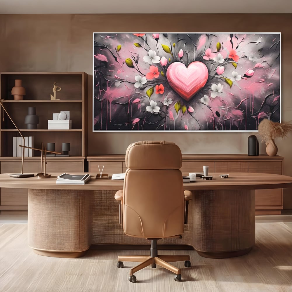 Tablou canvas cu tablou canvas cu inima roz si flori, in rama de aluminiu argintiu, pe perete intr-un birou